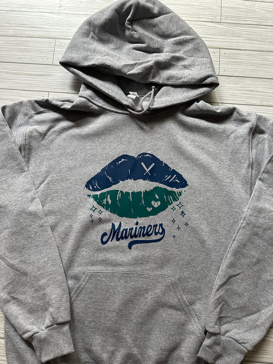 Mariners Kiss